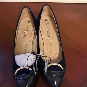 Gloria Vanderbilt Navy and Black Flats